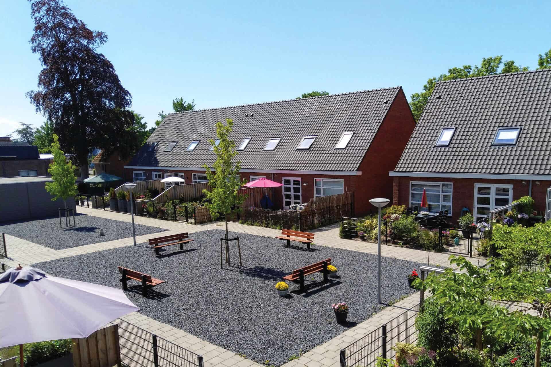 Hof van Wognum met woningen rondom de gemeenschappelijke binnentuin