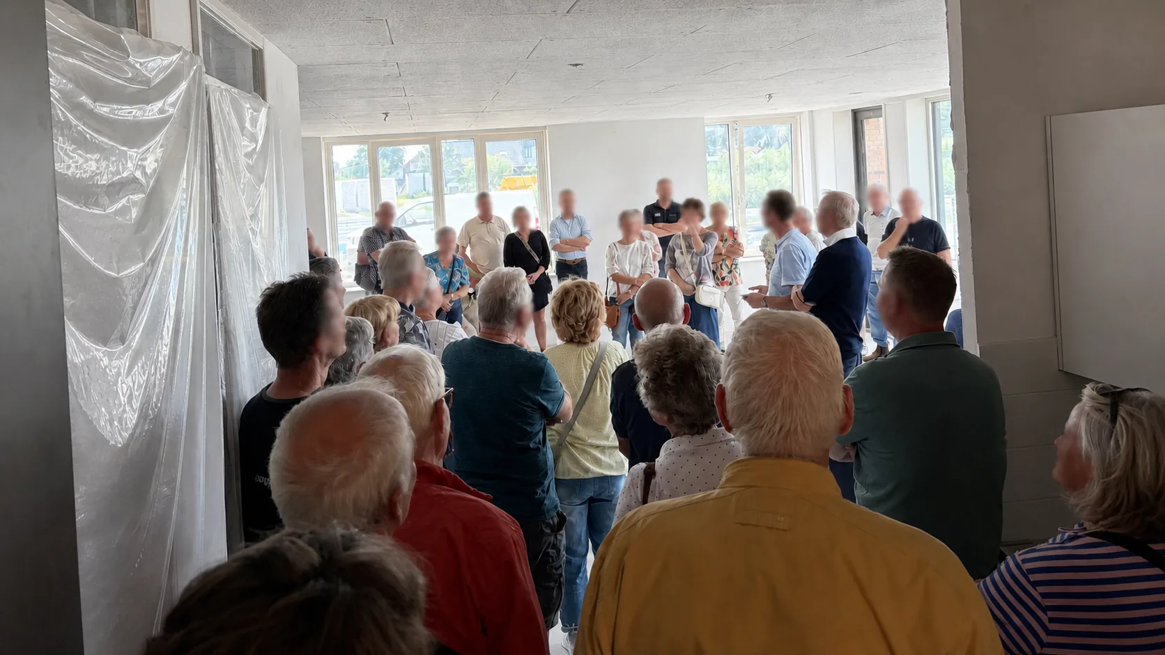 Toekomstige huurders tijdens het kijkmoment in Appartementengebouw Krokus in Limmen