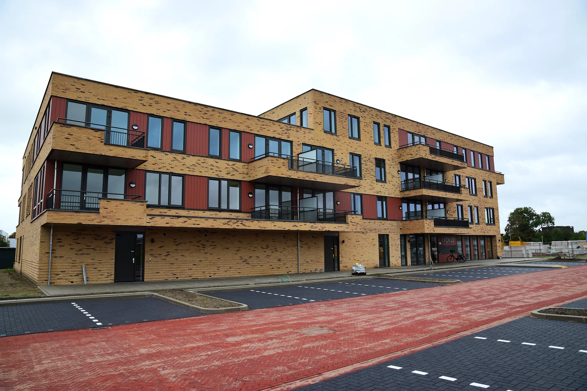 Westzijde van Appartementengebouw Krokus in Limmen, met bakstenen gevels en ruime balkons