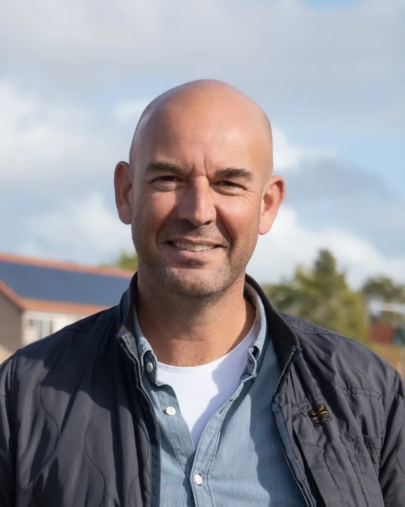 Peter Trauschke van WoonGraag op de bouwlocatie van Duinzicht in Heiloo