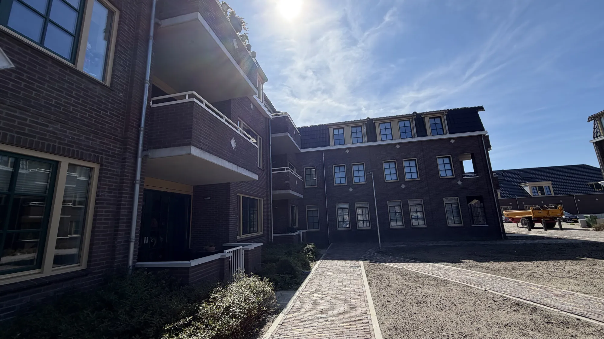 Binnengebied met appartementen en wandelpaden in Bloemwijk