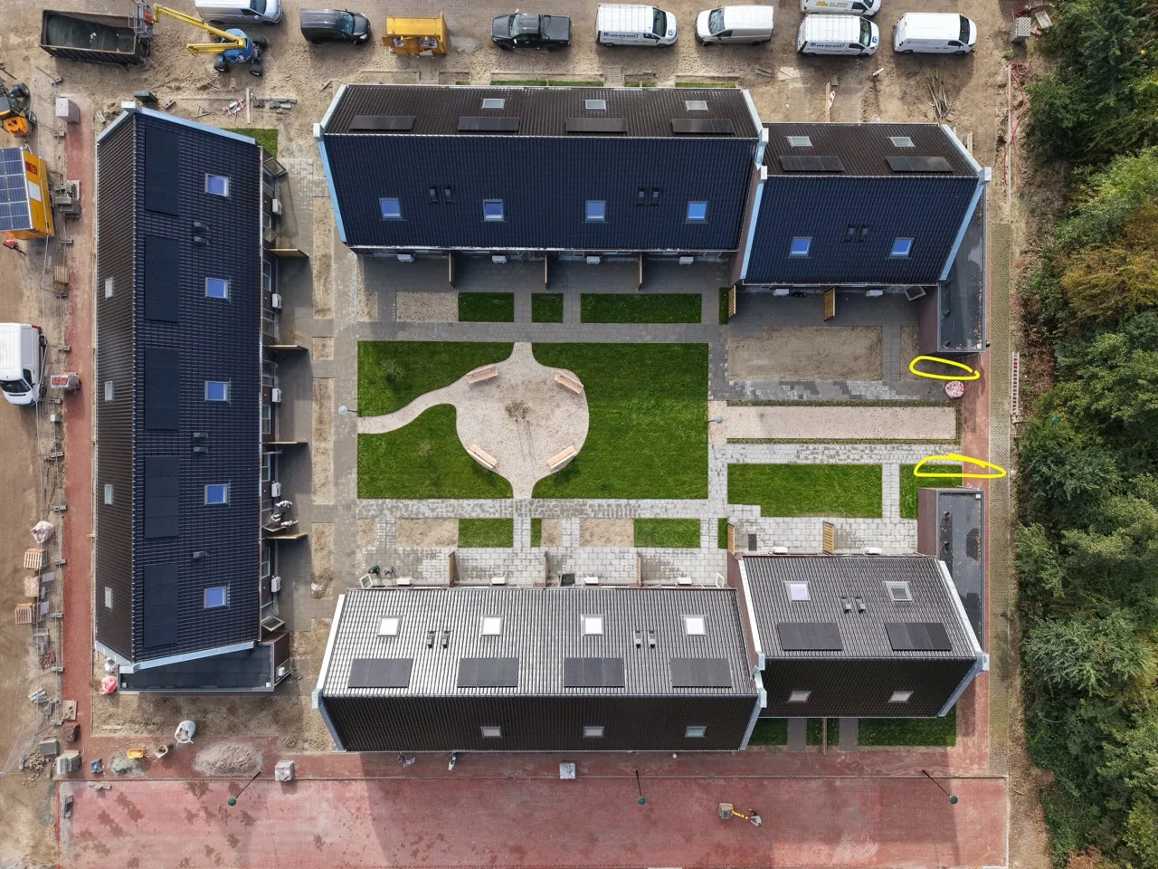 Bovenaanzicht van de woningen en binnentuin van Hofje Duinzicht