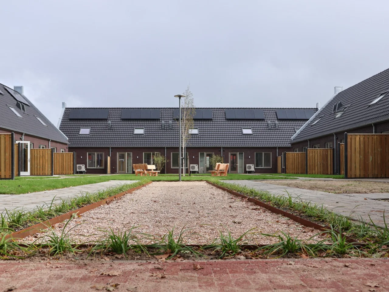 Zicht door de gezamenlijke binnentuin van Hofje Duinzicht