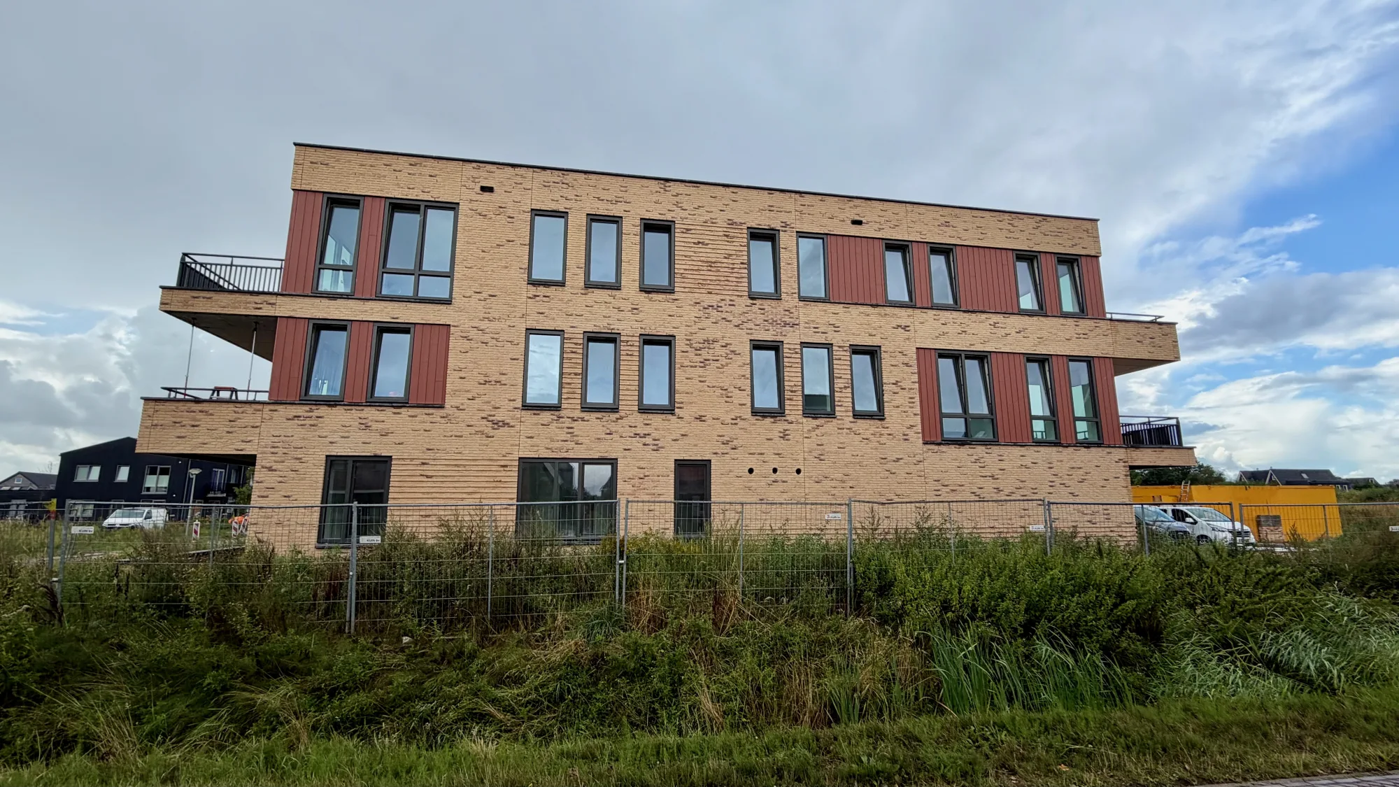 Achtergevel van Appartementengebouw Krokus tijdens de afbouw