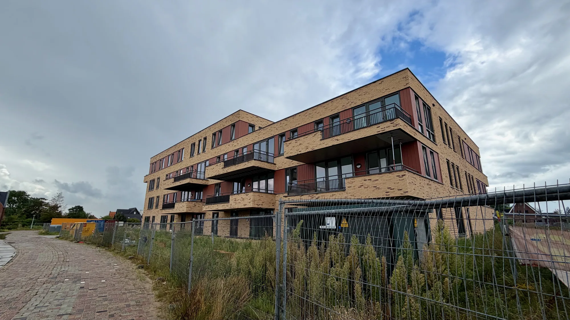 Hoekaanzicht van Appartementengebouw Krokus tijdens de afbouw