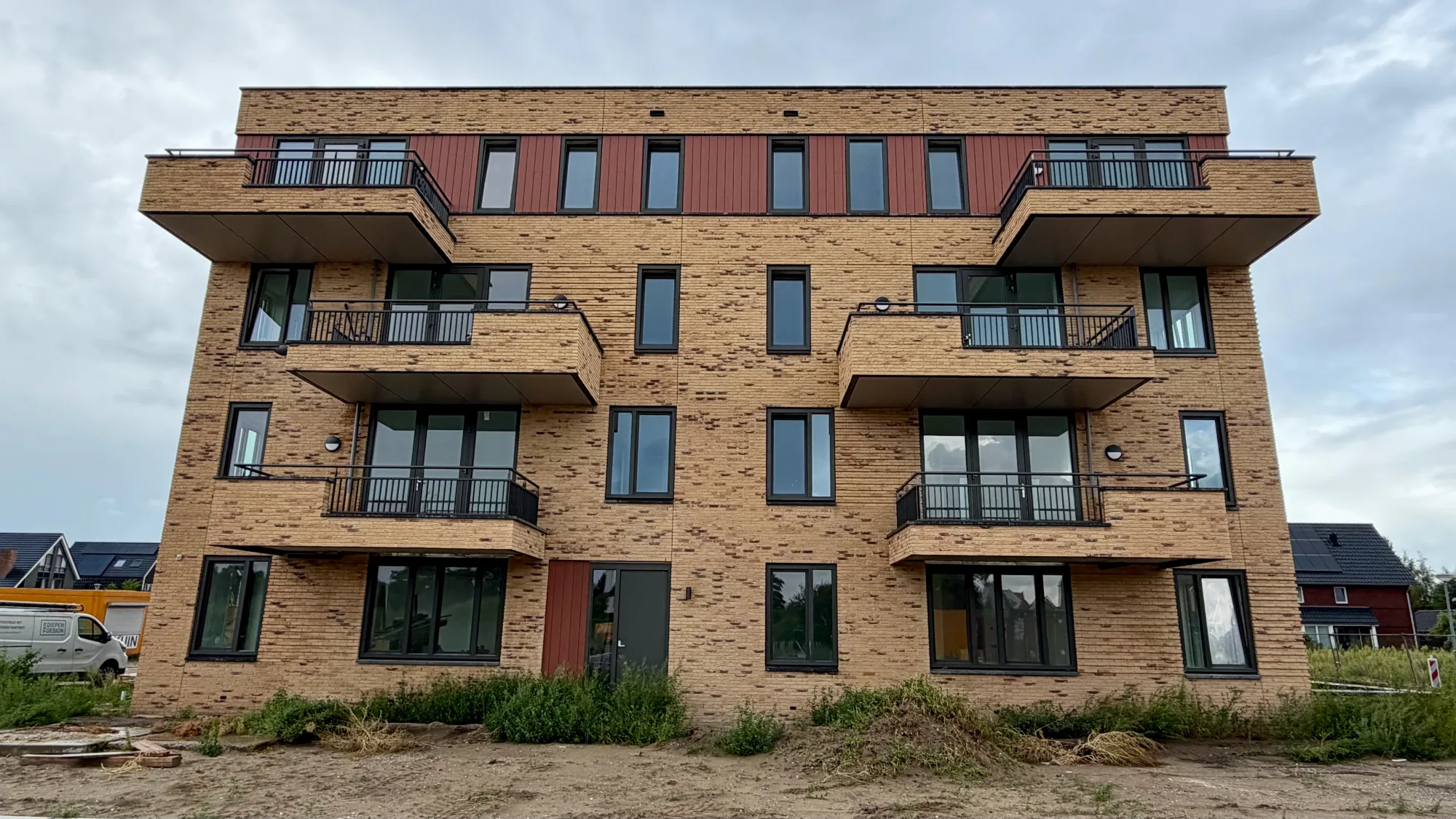 Kopgevel van Appartementengebouw Krokus tijdens de afbouw