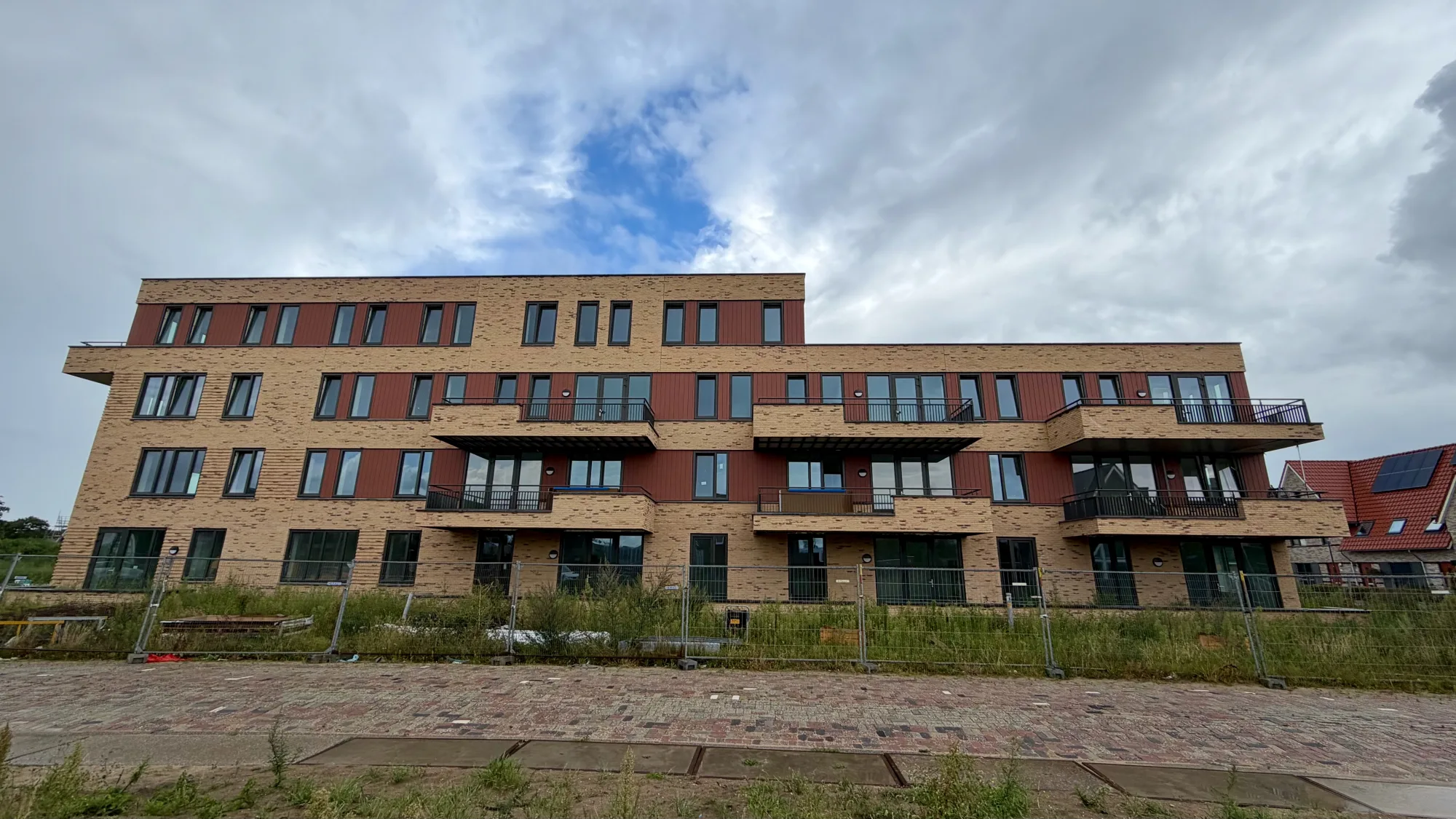 Voorgevel van Appartementengebouw Krokus tijdens de afbouw