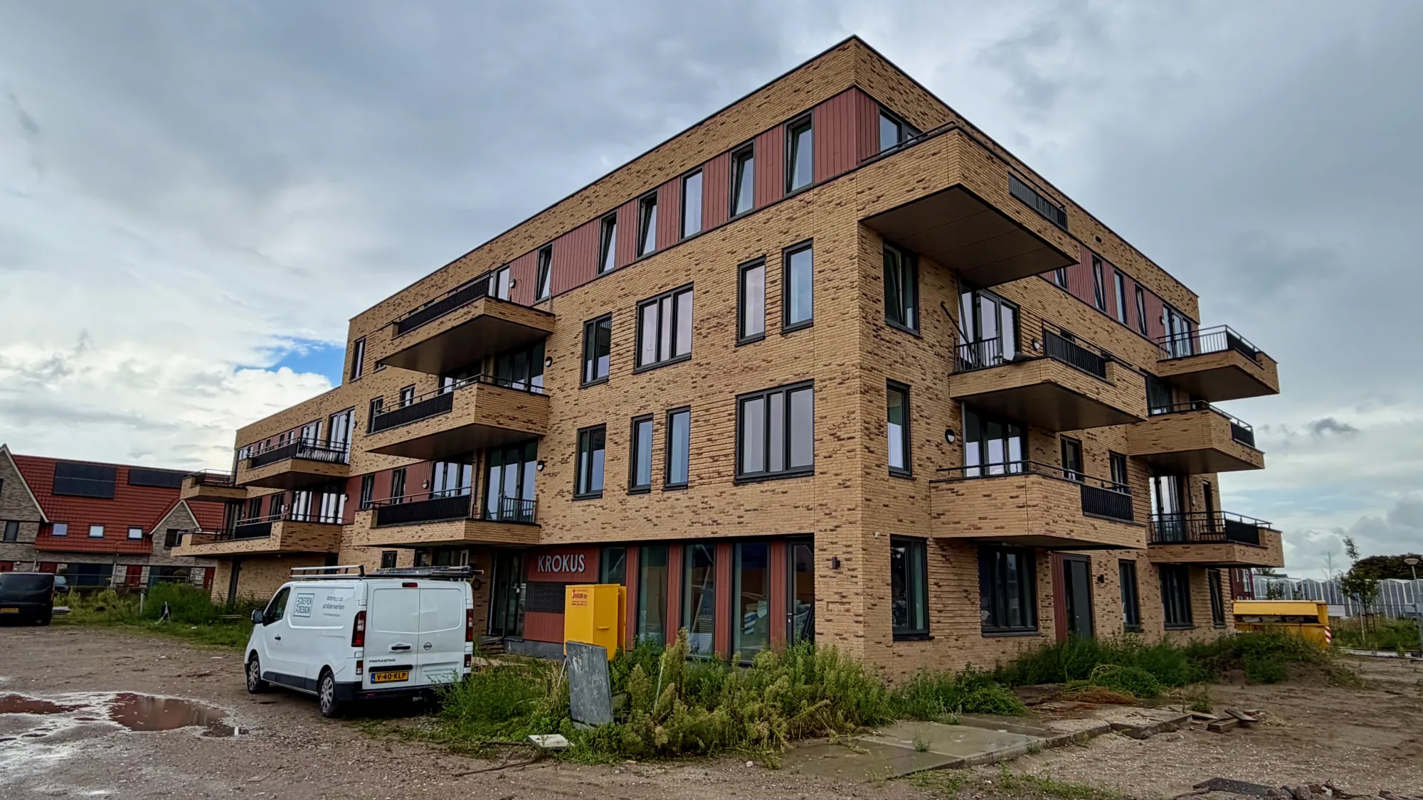 Zijgevel en hoek van Appartementengebouw Krokus tijdens de afbouw