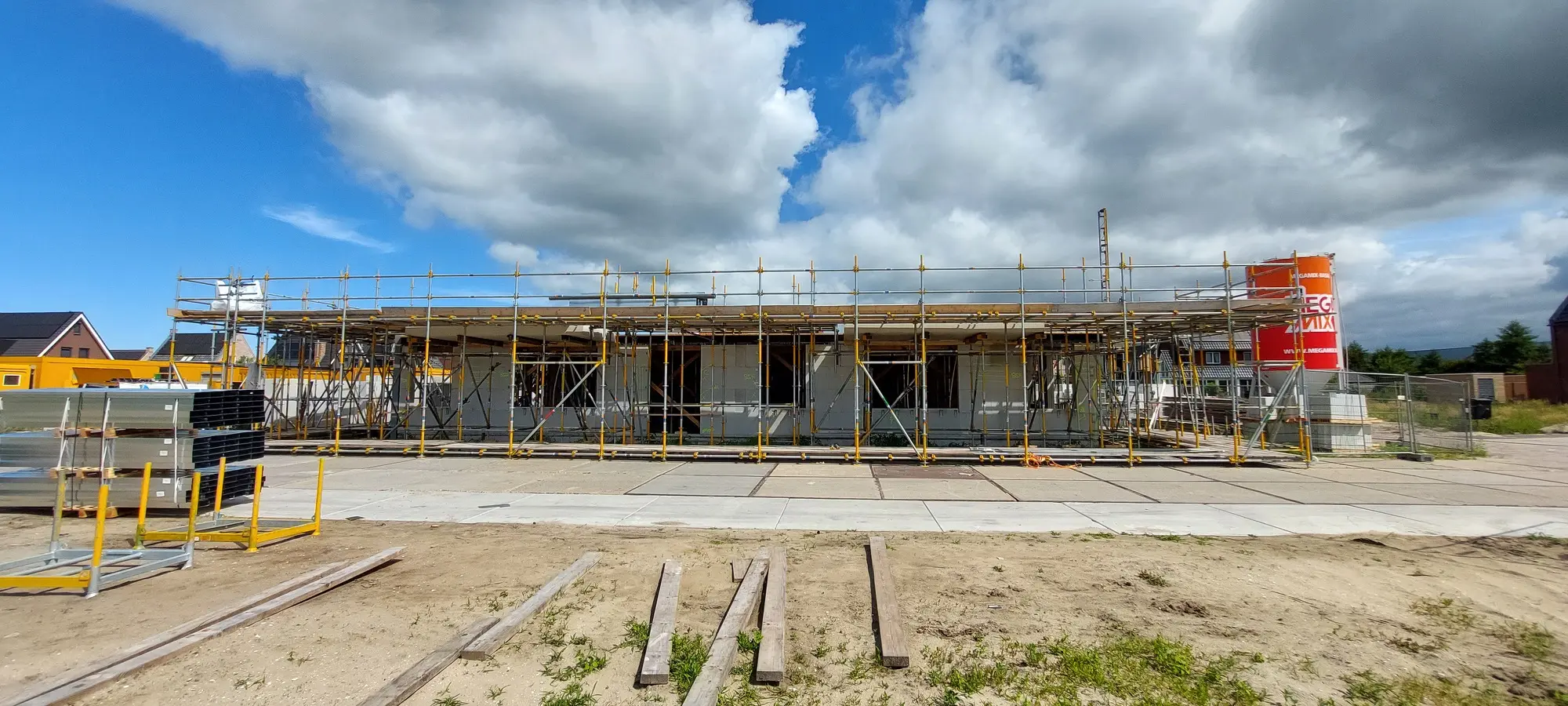 Voortgang van de bouw van Appartementengebouw Krokus, vooraanzicht