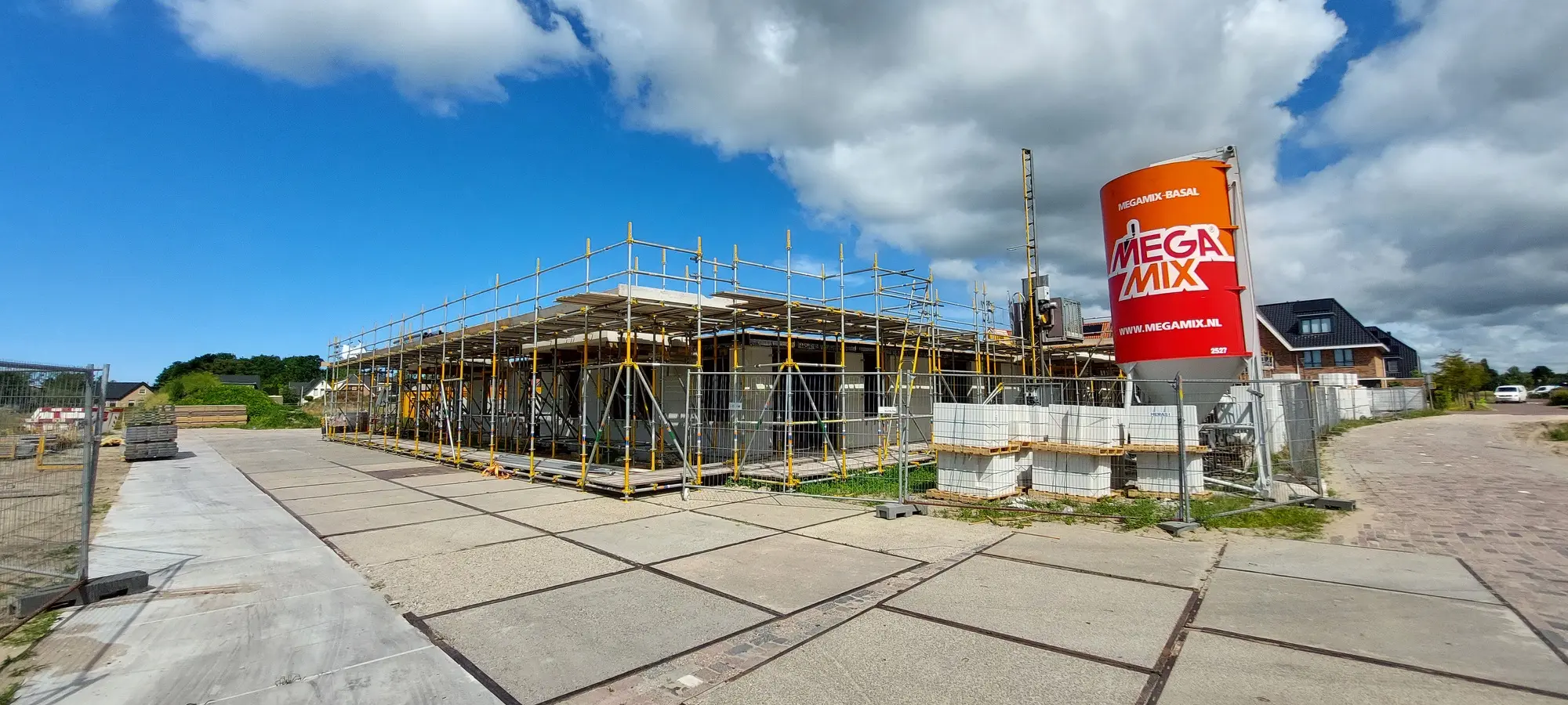 Voortgang van de bouw van Appartementengebouw Krokus, zijaanzicht