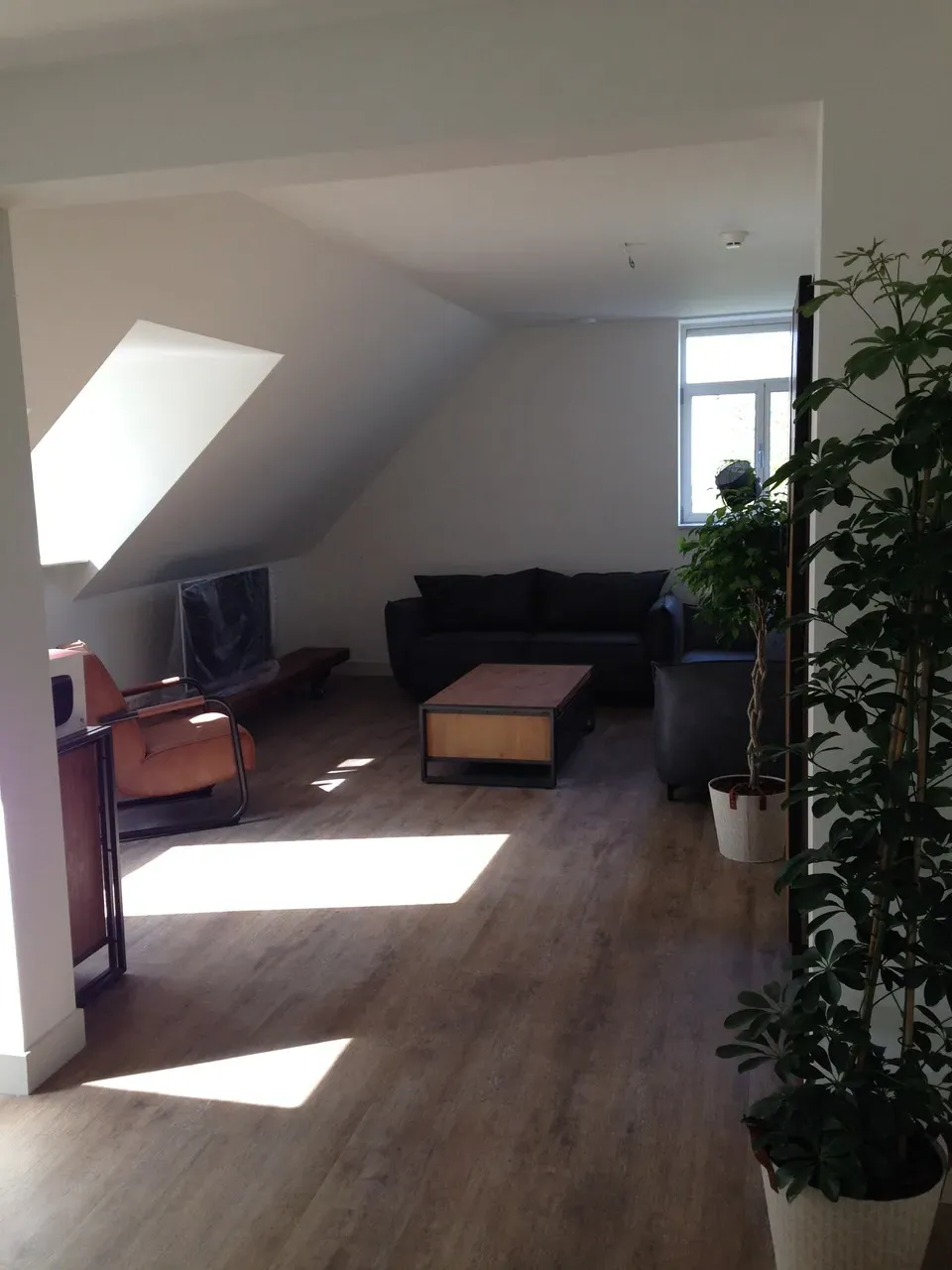 Een ingerichte gemeenschappelijke woonkamer in het St. Josephgebouw