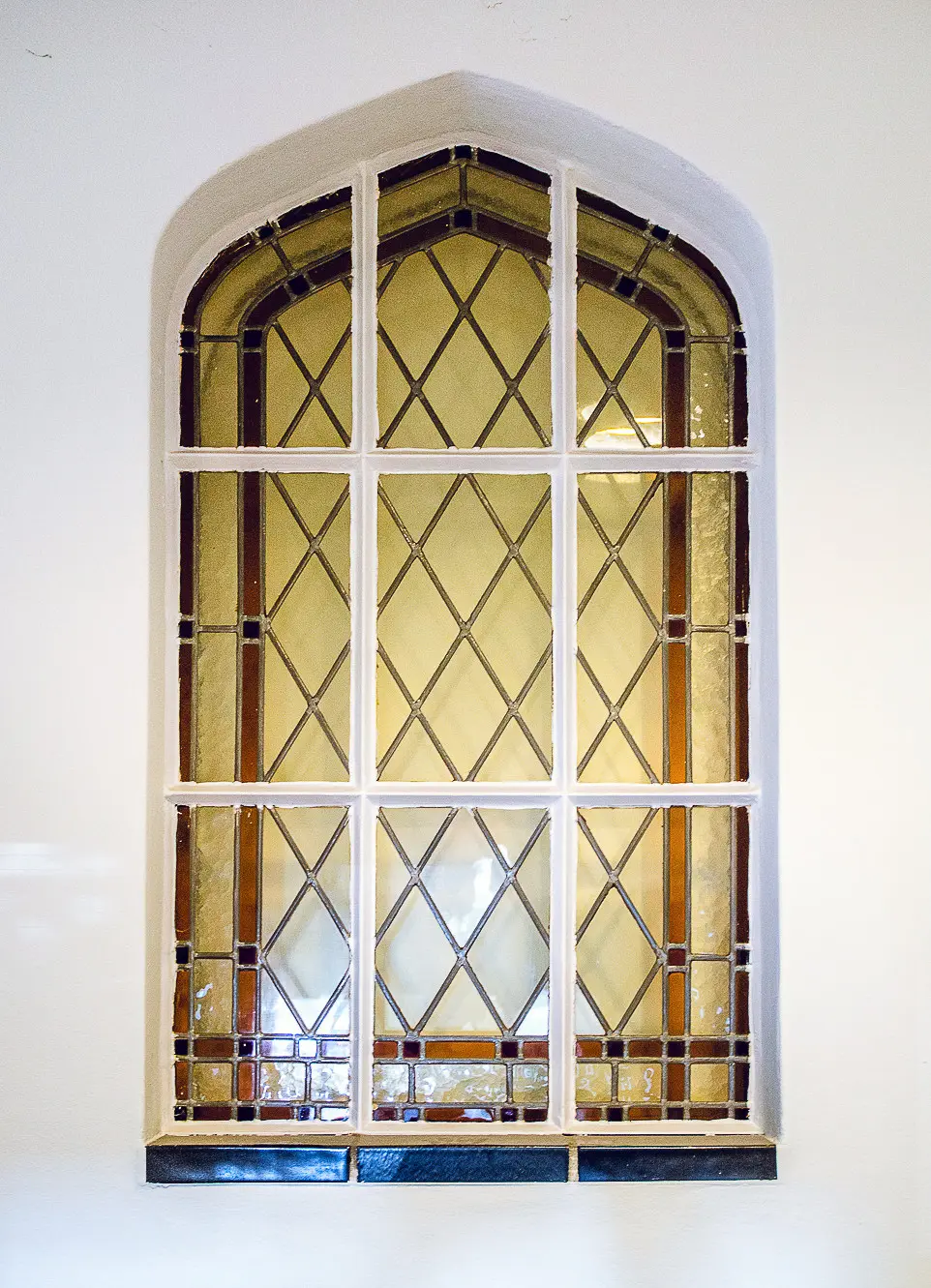 Een behouden glas-in-loodraam in het St. Josephgebouw