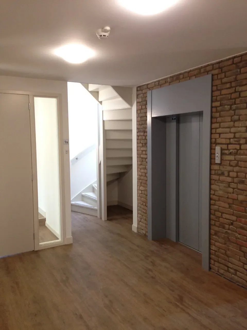 De vernieuwde lift en het trappenhuis van het St. Josephgebouw