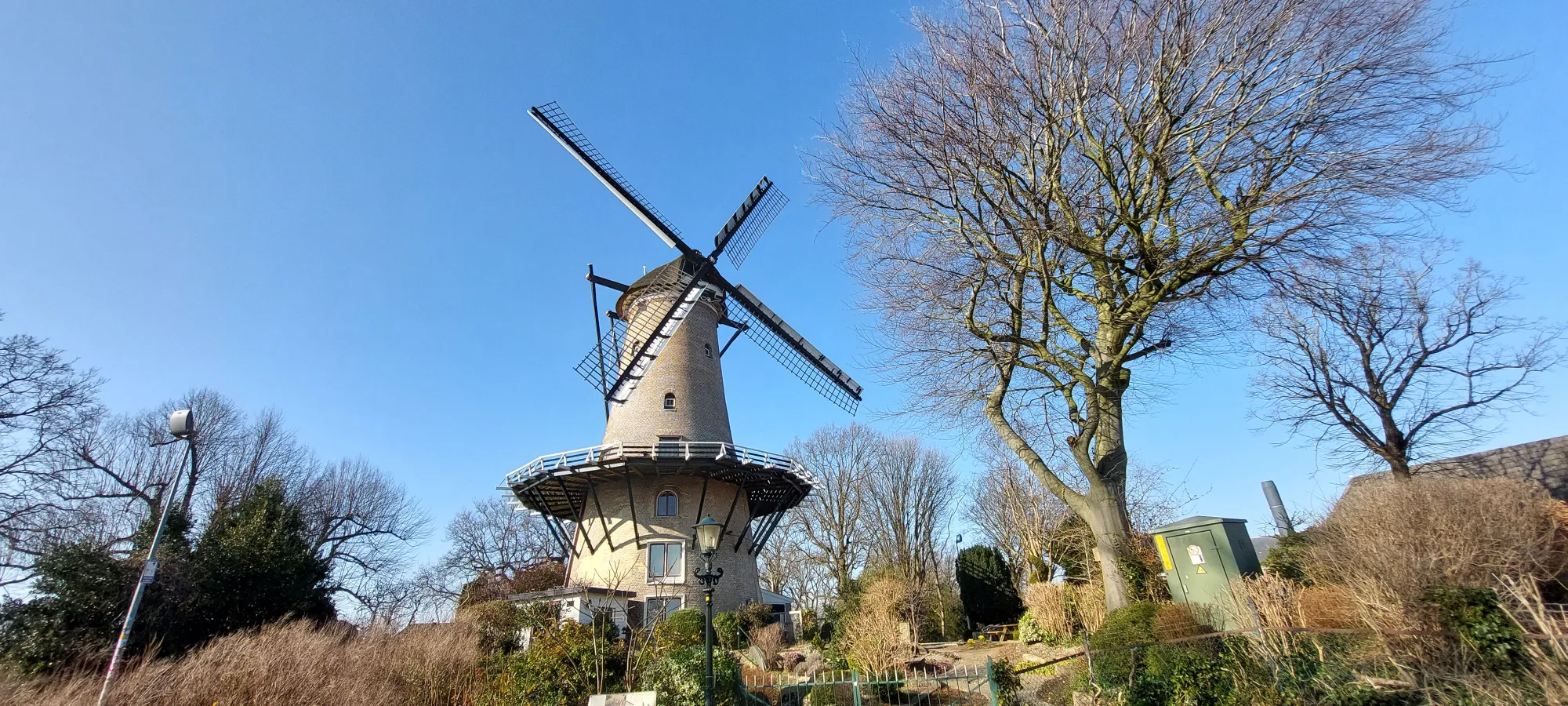 Molen in Alkmaar onder een helderblauwe lucht