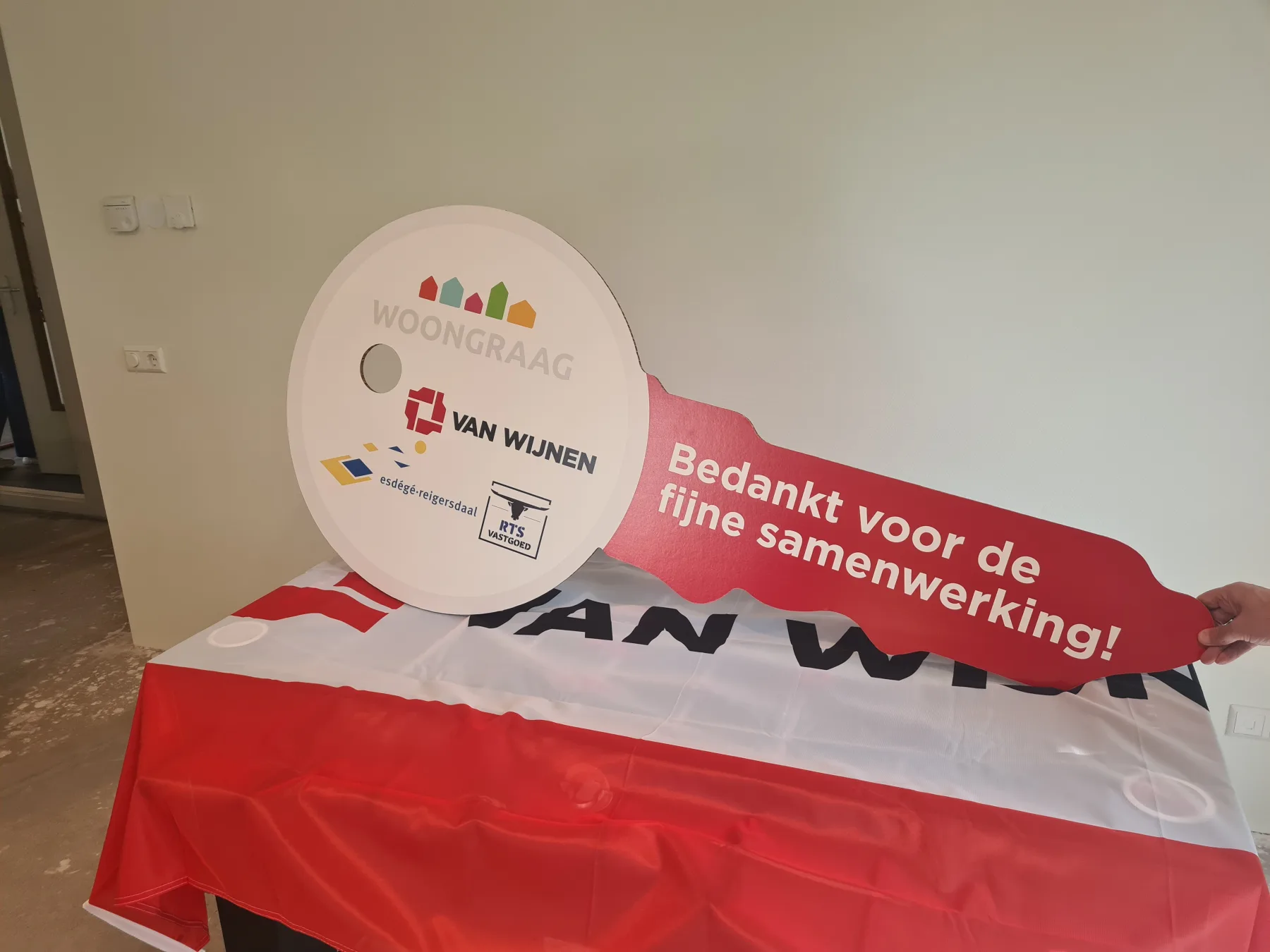 Symbolische sleutel als dank voor de samenwerking aan de woonzorglocatie
