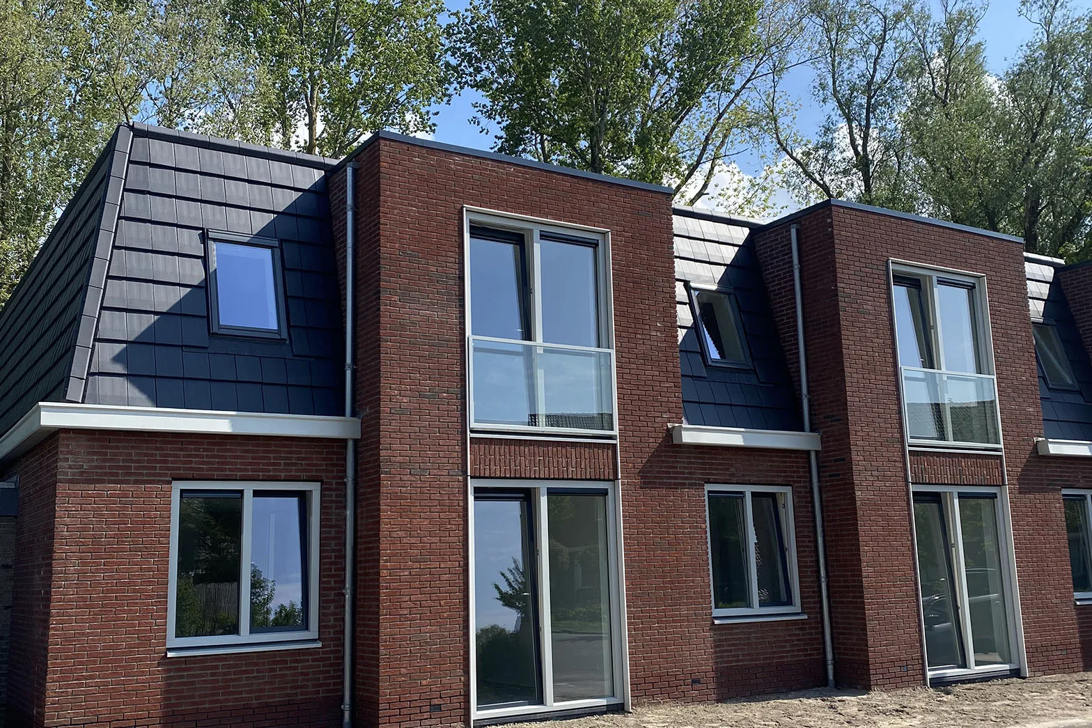 Voorgevel van de opgeleverde woonzorglocatie voor jongeren in Alkmaar