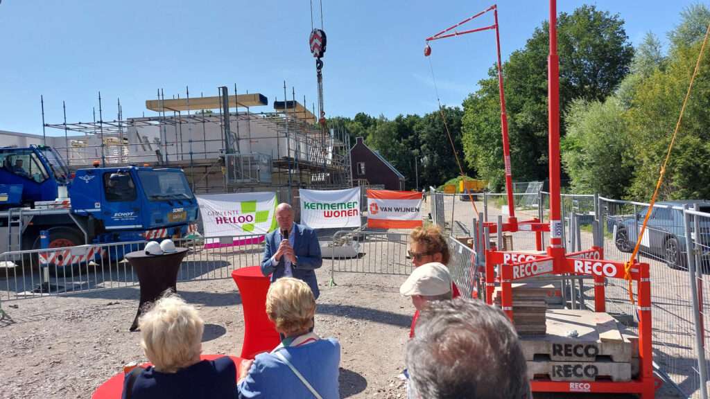 Wethouder Vennik van Heiloo tijdens zijn speech bij bereiken hoogste punt appartementencomplex Kennemer Wonen op Duinzicht.